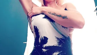 californiachick manyvids onlyfans whore chick caresses shaved cunt