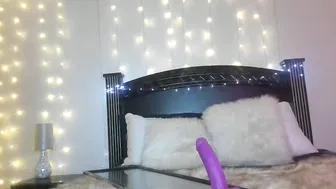 butterybubblebutt Vicious shlendra squeezes shaved pussy