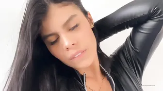lunacurvz manyvids onlyfans a dolly shows her chest