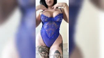 reneegracie manyvids onlyfans plump bitch creases her boobs