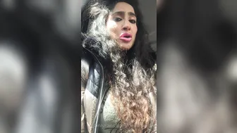 beinazirfree manyvids onlyfans put two fingers into her anus