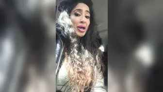 beinazirfree manyvids onlyfans put two fingers into her anus