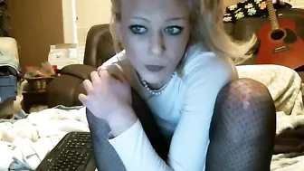 poison_ivy87 Gorgeous young lady fucks pussy
