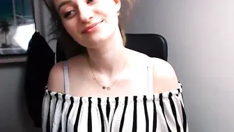 janeholmes Hot lady fucks her shaved pussy