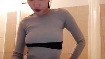 yummylipsx Sweet lady caresses pussy