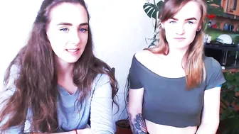 xsweety_angelsx fucks herself on the sofa