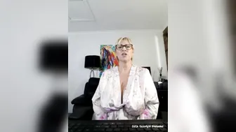 sexymatureaussielady manyvids onlyfans busty slut fucks her cunt with a sex toy