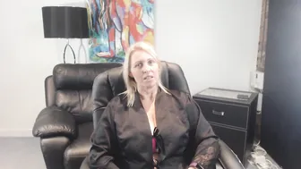 sexymatureaussielady manyvids onlyfans curve with a hanging chest caresses the vagina