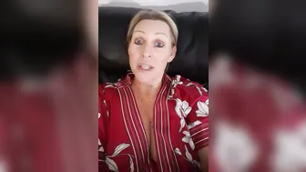 sexymatureaussielady manyvids onlyfans crazy queen gently pulls the vagina