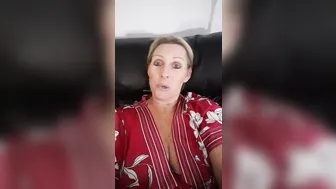 sexymatureaussielady manyvids onlyfans crazy queen gently pulls the vagina