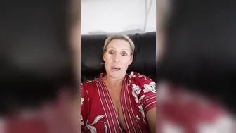 sexymatureaussielady manyvids onlyfans crazy queen gently pulls the vagina
