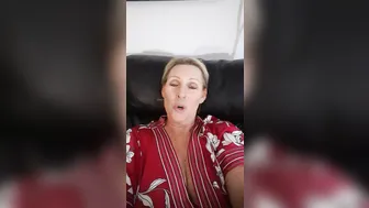 sexymatureaussielady manyvids onlyfans crazy queen gently pulls the vagina