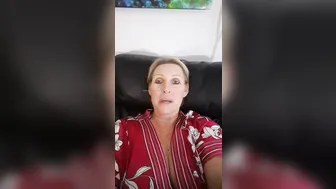 sexymatureaussielady manyvids onlyfans crazy queen gently pulls the vagina