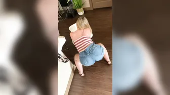 mrssiren manyvids onlyfans expressive lady masturbates pussy