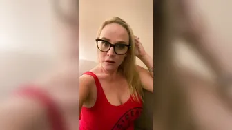 mrssiren manyvids onlyfans naughty nipple performs a light striptease