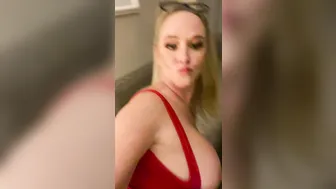 mrssiren manyvids onlyfans naughty nipple performs a light striptease