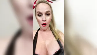 mrssiren manyvids onlyfans cute lady spins happily in front of the webcam and shines with all the charms