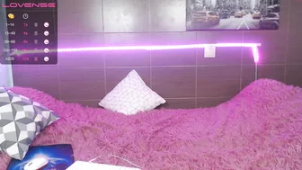 angela_hot15 chaturbate juicy babe fucks her shaved pussy