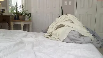 shiqurl chaturbate spread her legs and caresses herself