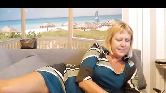 nikole111 chaturbate sexy chick masturbates shaved pussy