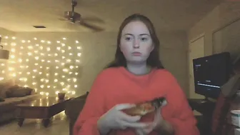 kaylamae19 chaturbate to the cute chick rubs her clit