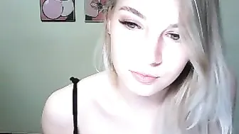 kimm_scott Blonde babe bares her tits