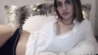 milah1 Gorgeous young lady fucks pussy
