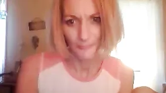 ellalust Naughty shlendra masturbates with a vibrator vagina