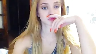 elisauer posing for the camera exposing her sexy body