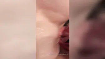 doubleddaisyyy onlyfans showing her butt