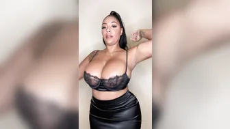 creolebarbieeee onlyfans black-haired babe jerks off her cunt