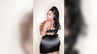 creolebarbieeee onlyfans black-haired babe jerks off her cunt