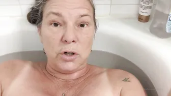 carriemoon onlyfans mature hottie caresses shaved cunt