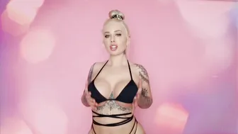 vickyaisha onlyfans cute chick shows off gorgeous body