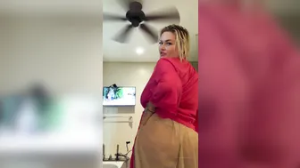 olyriaroy onlyfans vicious skin hot jerks off the anus