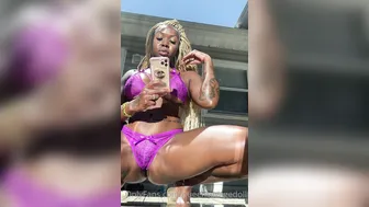 queensavagedoll_I onlyfans mature babe jerks both holes