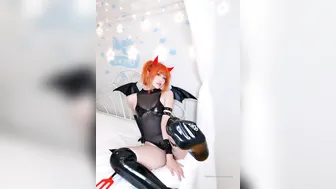 misswarmj onlyfans busty harlot fingering pussy