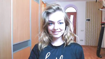 vikki_walker chaturbate busty hottie fucks handjob cunt