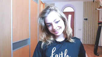 vikki_walker chaturbate busty hottie fucks handjob cunt