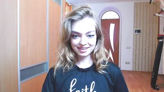 vikki_walker chaturbate busty hottie fucks handjob cunt