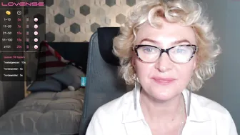 nelly_walker chaturbate gorgeous lady caresses shaved vagina