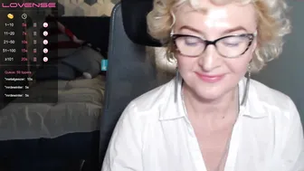 nelly_walker chaturbate gorgeous lady caresses shaved vagina