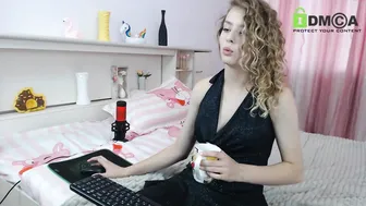 sweet_oh chaturbate busty mare caresses pussy