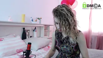 sweet_oh chaturbate a cool lady is dancing a striptease slowly