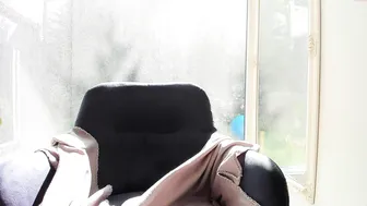 sandraleee chaturbate busty hottie caresses shaved pussy