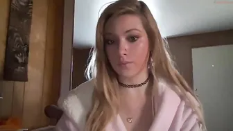 amiliaversace chaturbate shy babe shows shaved cunt