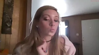 amiliaversace chaturbate shy babe shows shaved cunt