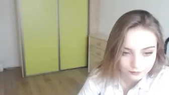 kelsimonro chaturbate shows off her milking