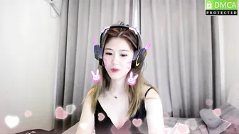 jojo_asia chaturbate mature model caresses nipples and cunt