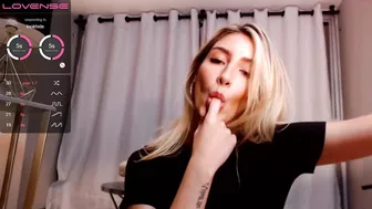 gigielliot chaturbate juicy slut gently masturbates cunt